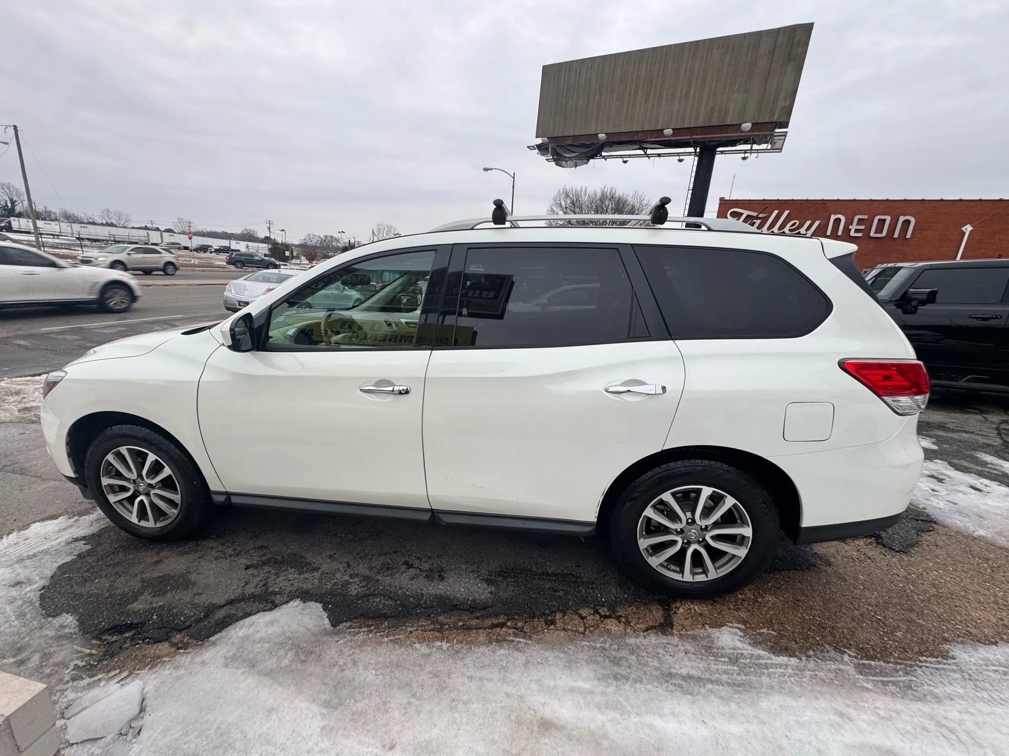 Used 2015 Nissan Pathfinder SV AWD/4WD image 7
