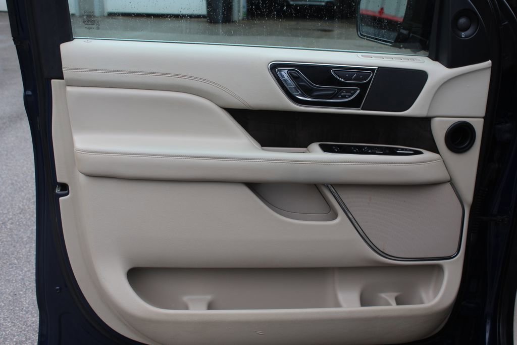 Used 2019 Lincoln Navigator Reserve AWD/4WD image 16