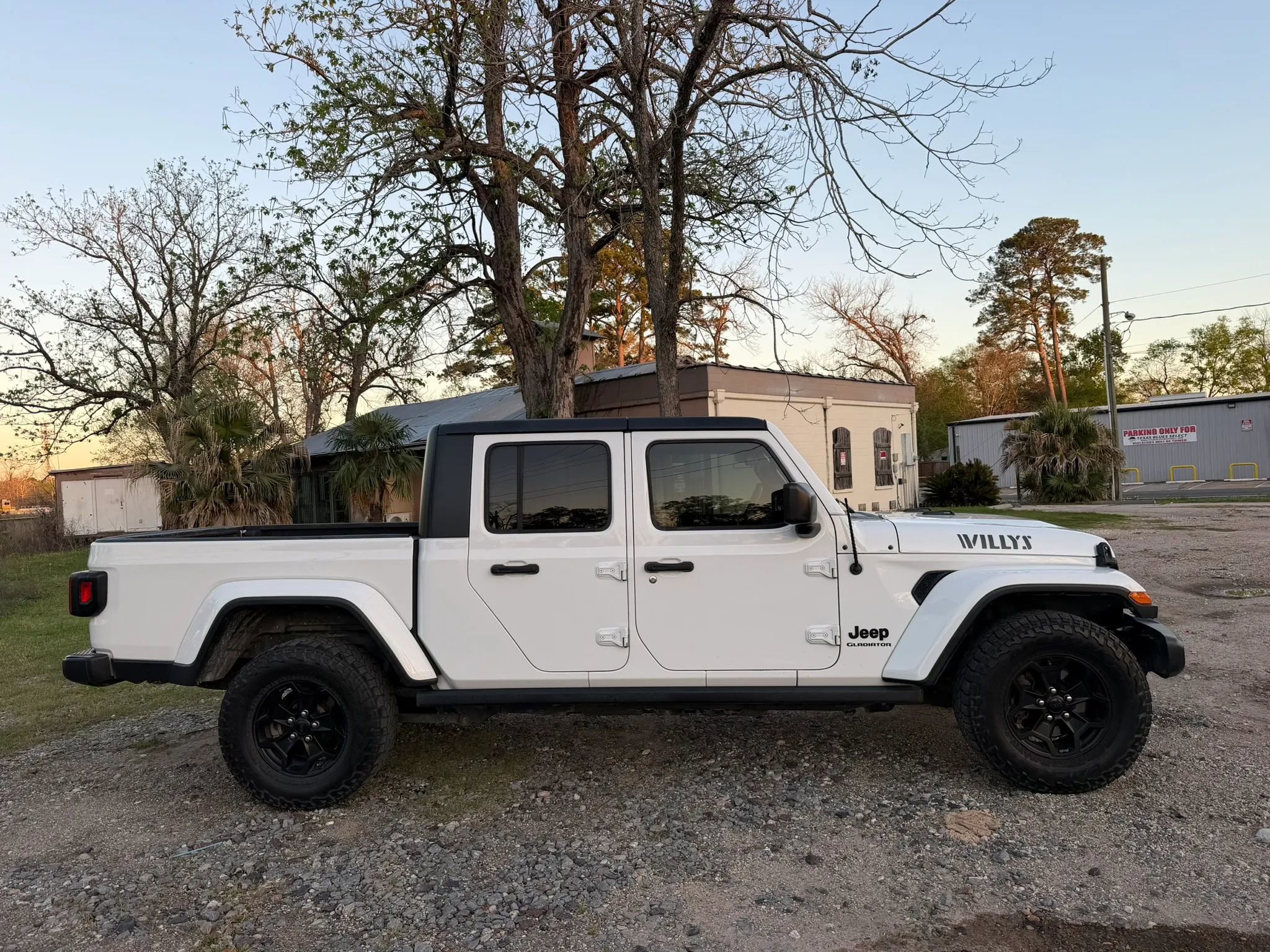 Used 2021 Jeep Gladiator Sport image 4