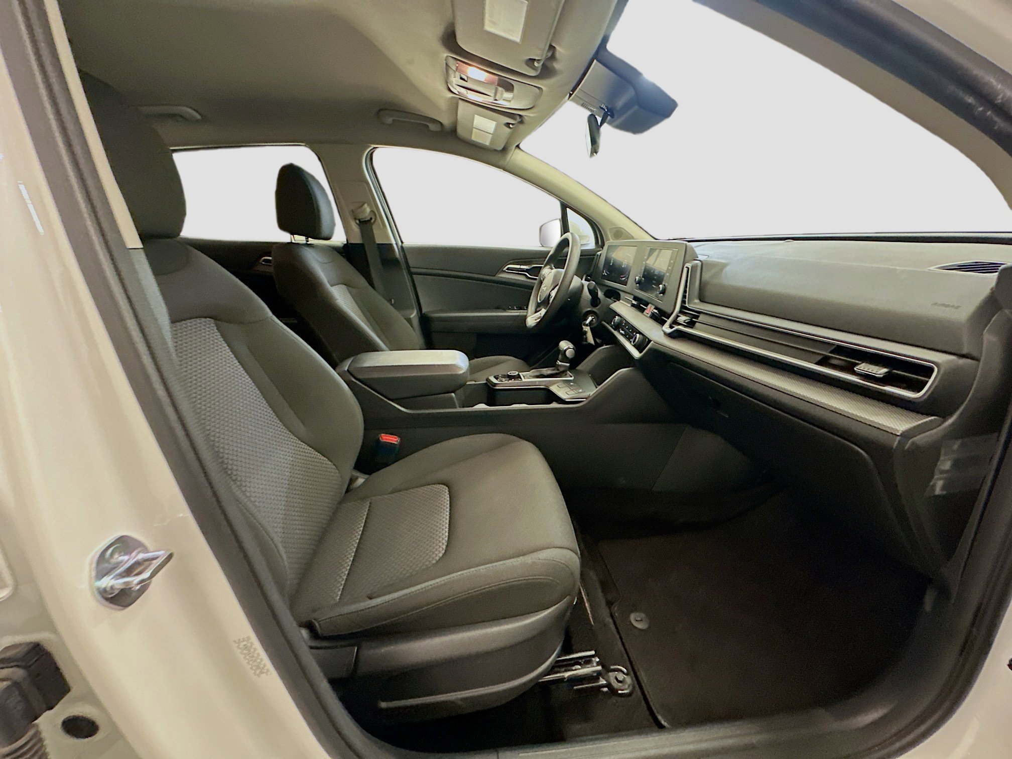 Used 2025 Kia Sportage LX image 31