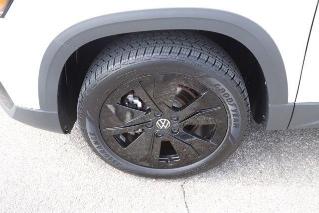 Used 2025 Volkswagen Taos SE w/ Black Wheel Package FWD image 10