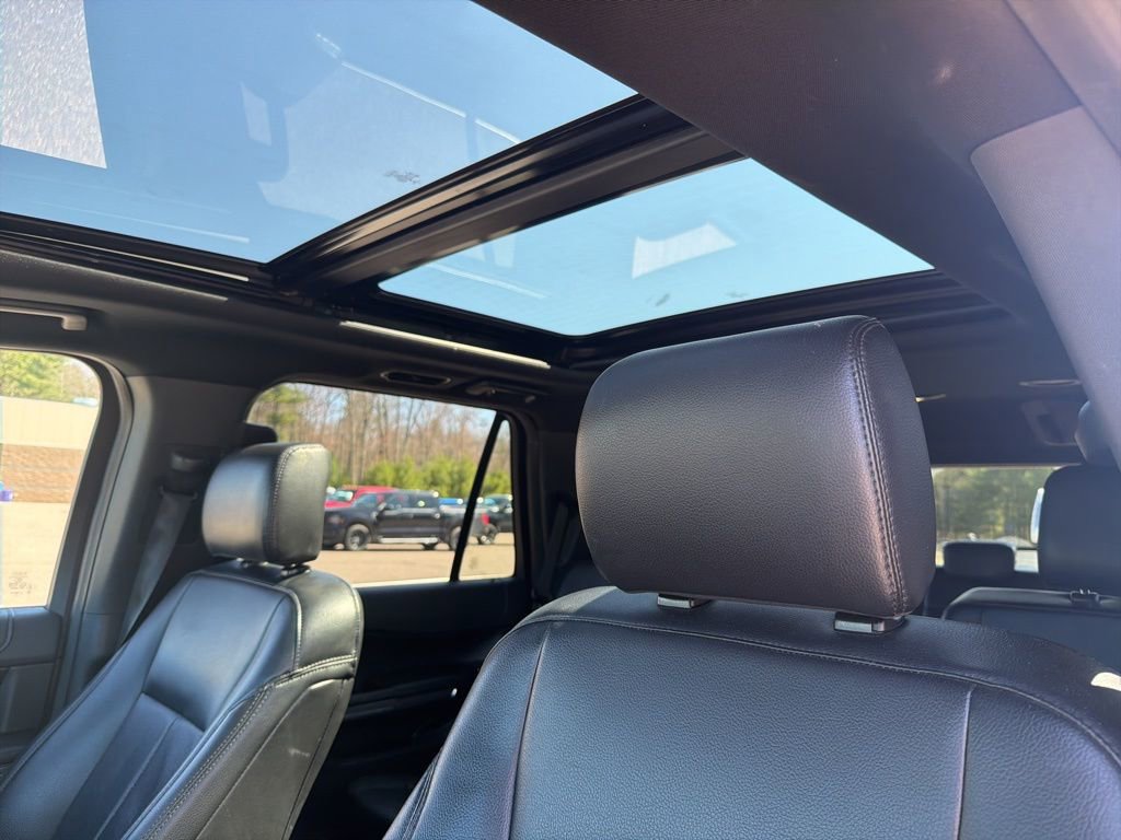 Used 2020 Ford Expedition XLT w/ Equipment Group 202A AWD/4WD image 18