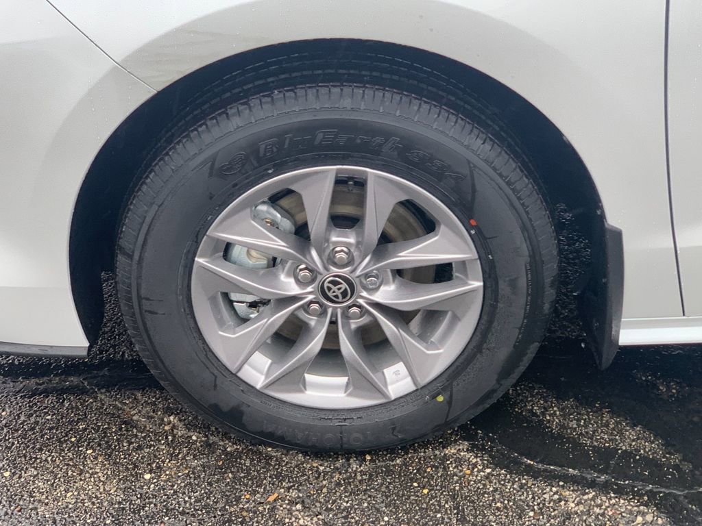 New 2026 Toyota Sienna XLE image 32