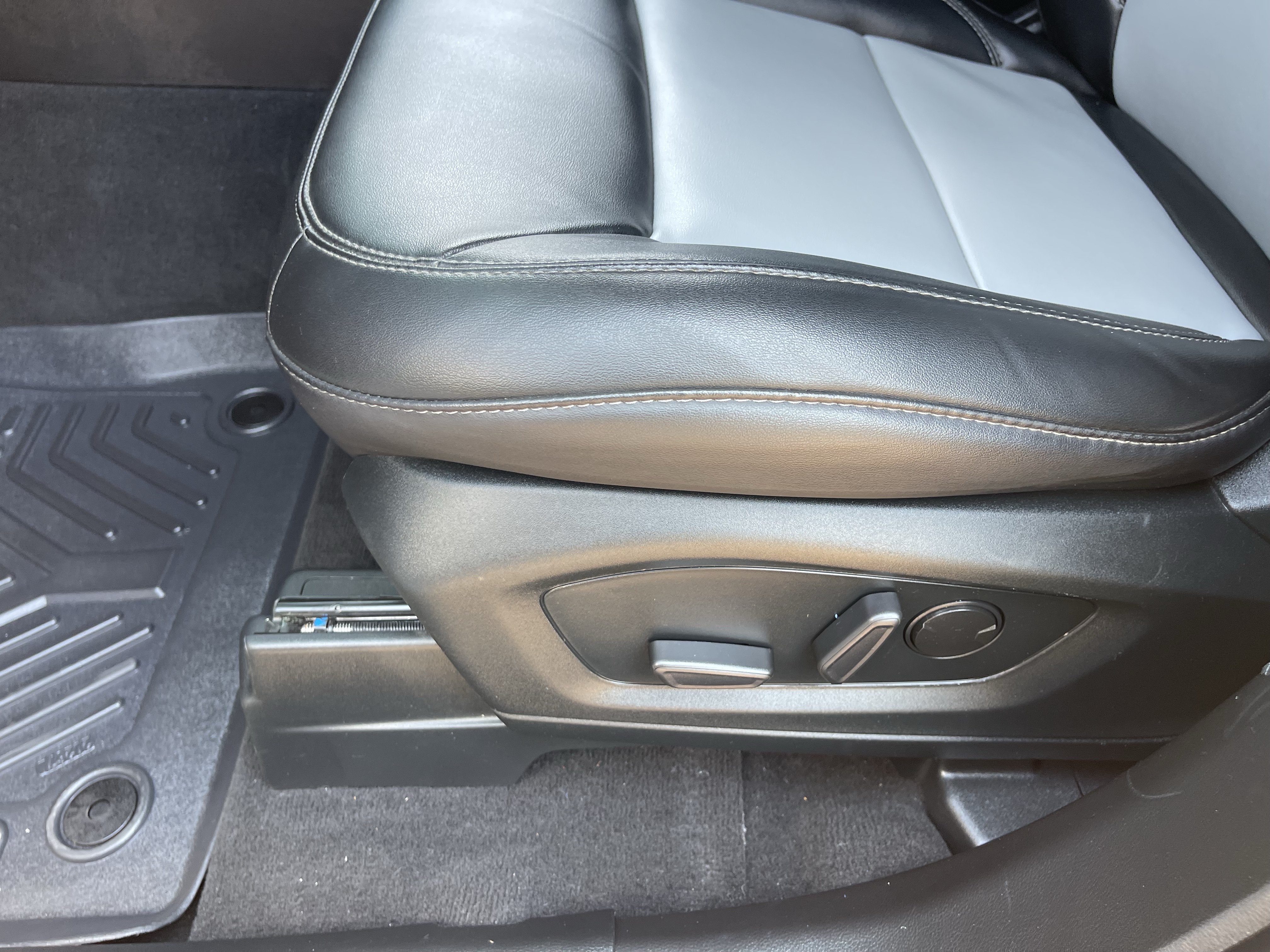 Used 2023 Ford Explorer XLT w/ Equipment Group 202A RWD image 19
