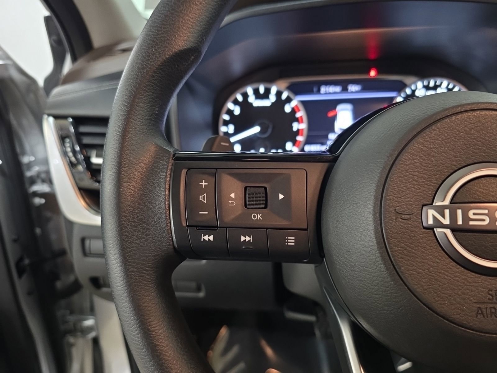 Used 2022 Nissan Rogue SV image 16