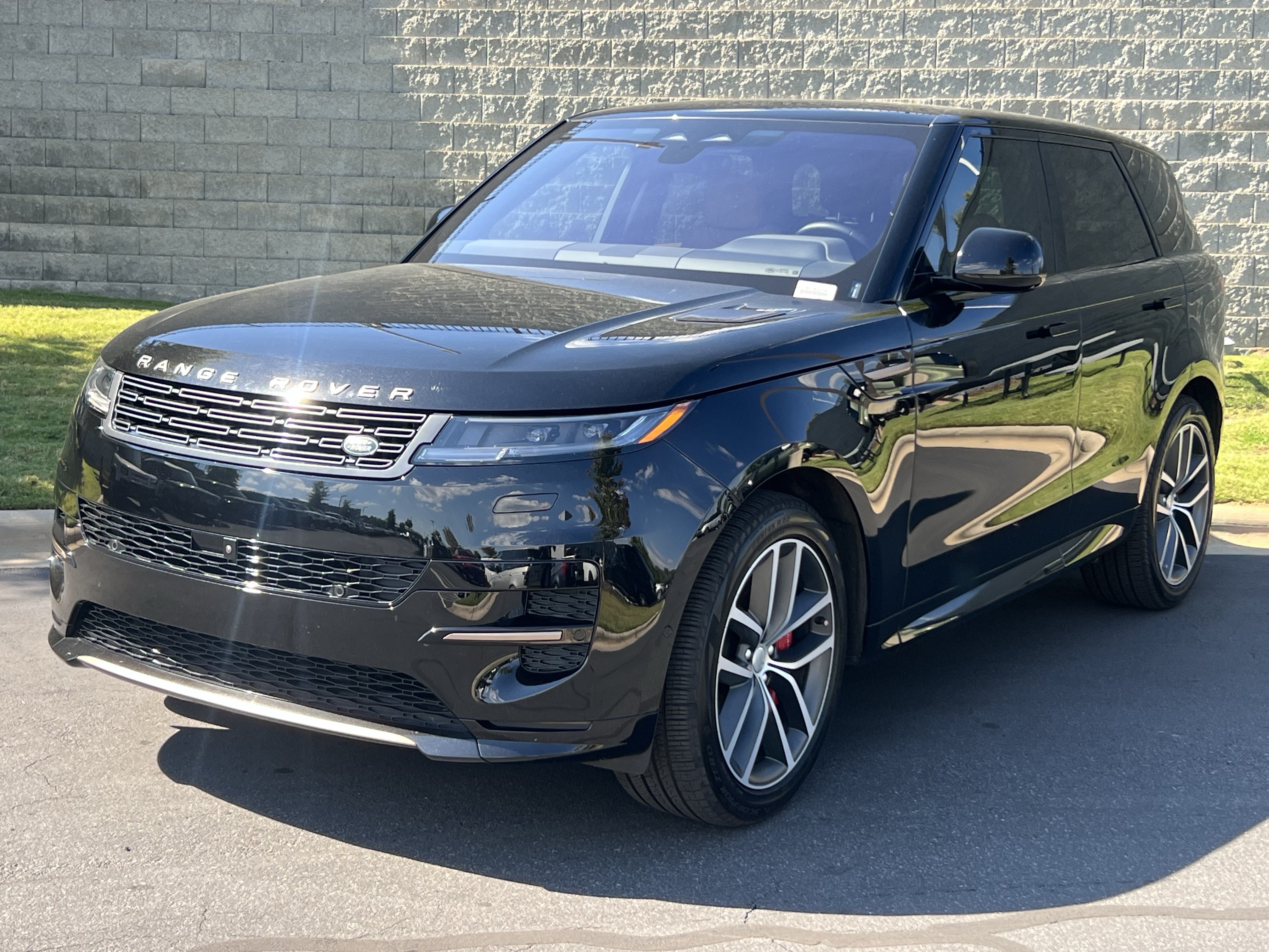 Used 2023 Land Rover Range Rover Sport SE Dynamic AWD/4WD image 2
