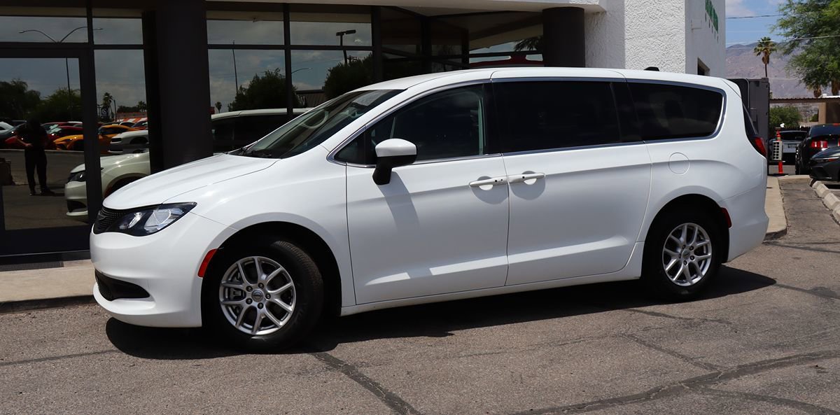 Used 2023 Chrysler Voyager LX FWD image 4
