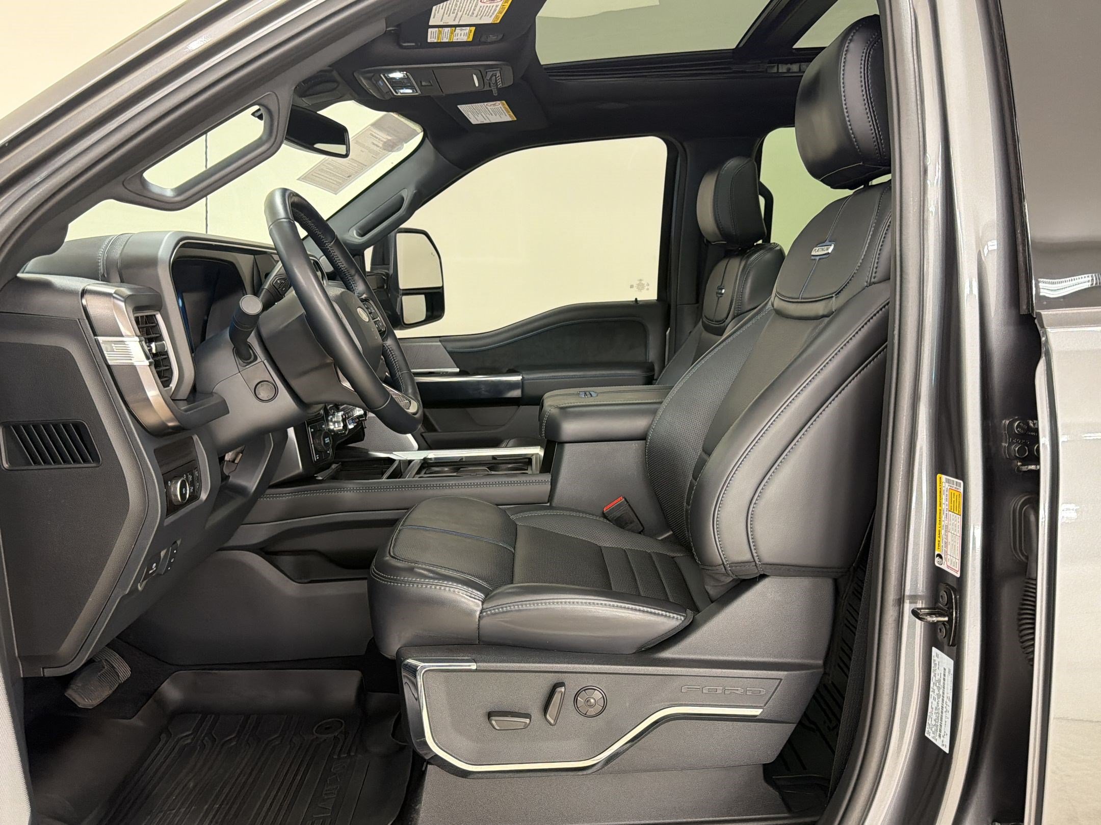 Certified 2025 Ford F250 Platinum w/ FX4 Off-Road Package AWD/4WD image 5