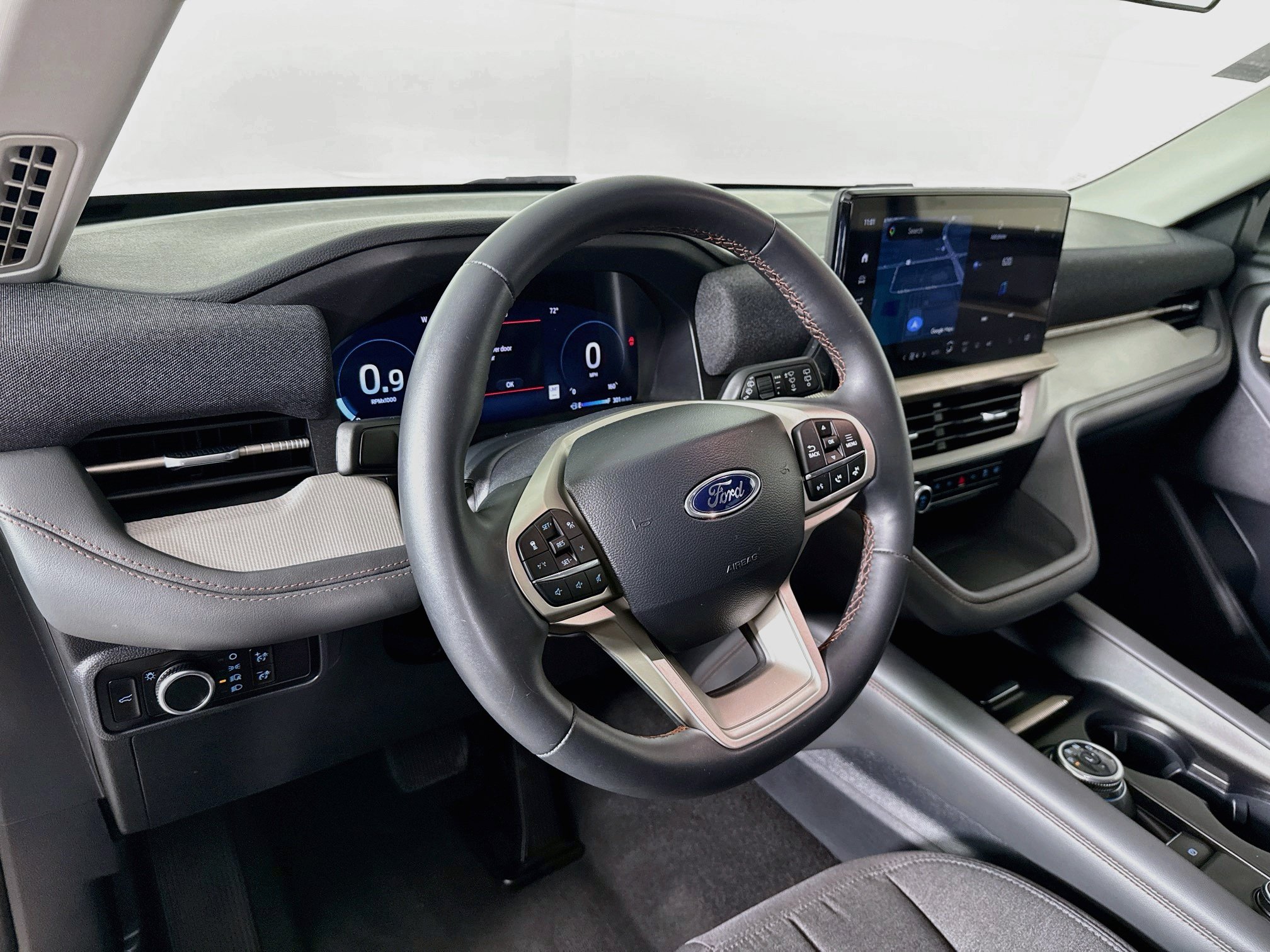 Used 2025 Ford Explorer Active AWD/4WD image 8