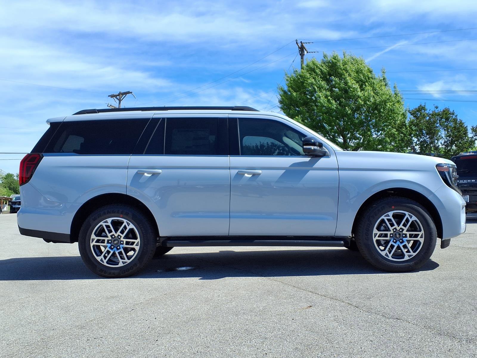 New 2026 Ford Expedition Active image 3