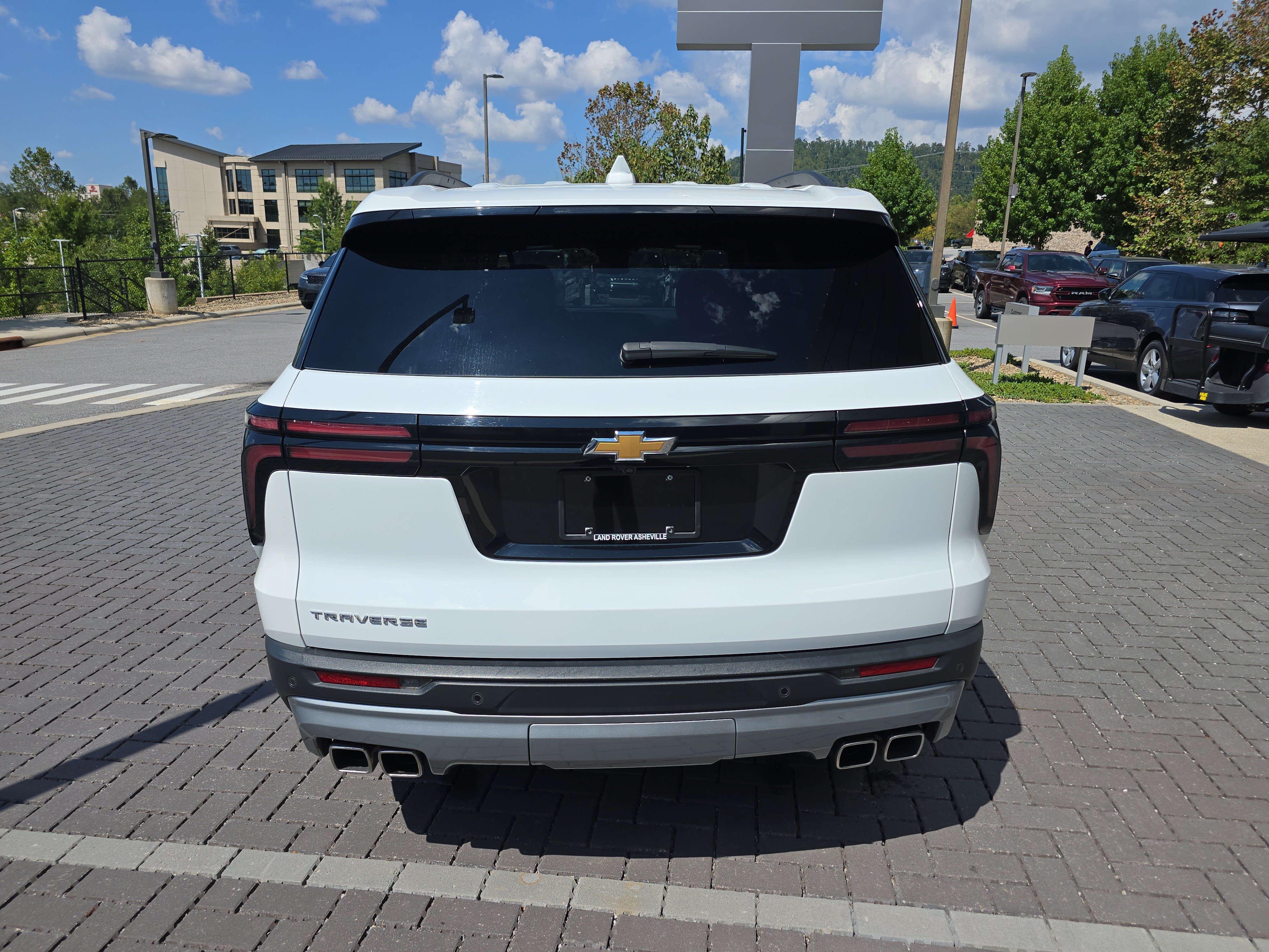 Used 2025 Chevrolet Traverse LT FWD image 6