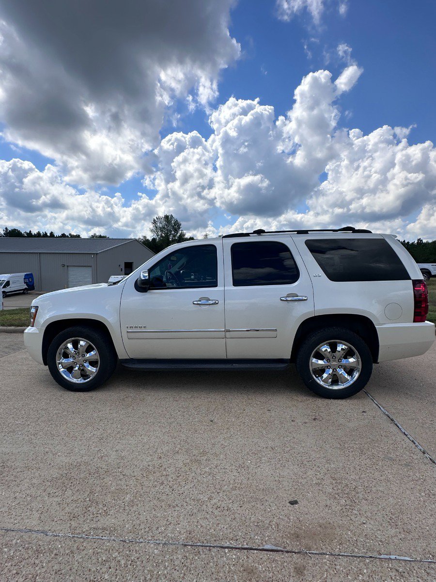 Used 2010 Chevrolet Tahoe LTZ RWD image 2