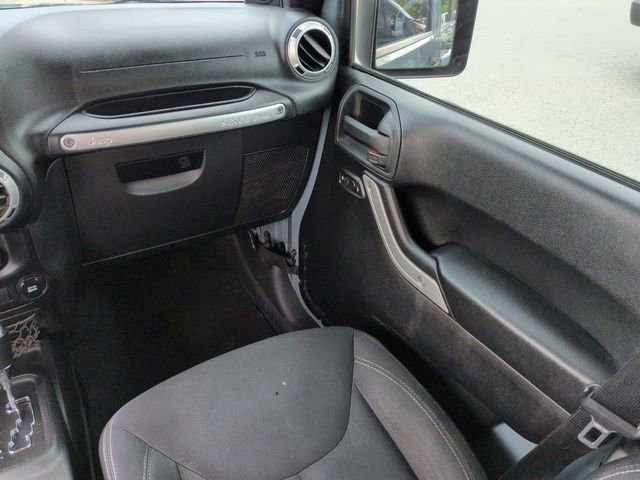 Used 2014 Jeep Wrangler Unlimited Sahara w/ Dual Top Group AWD/4WD image 16