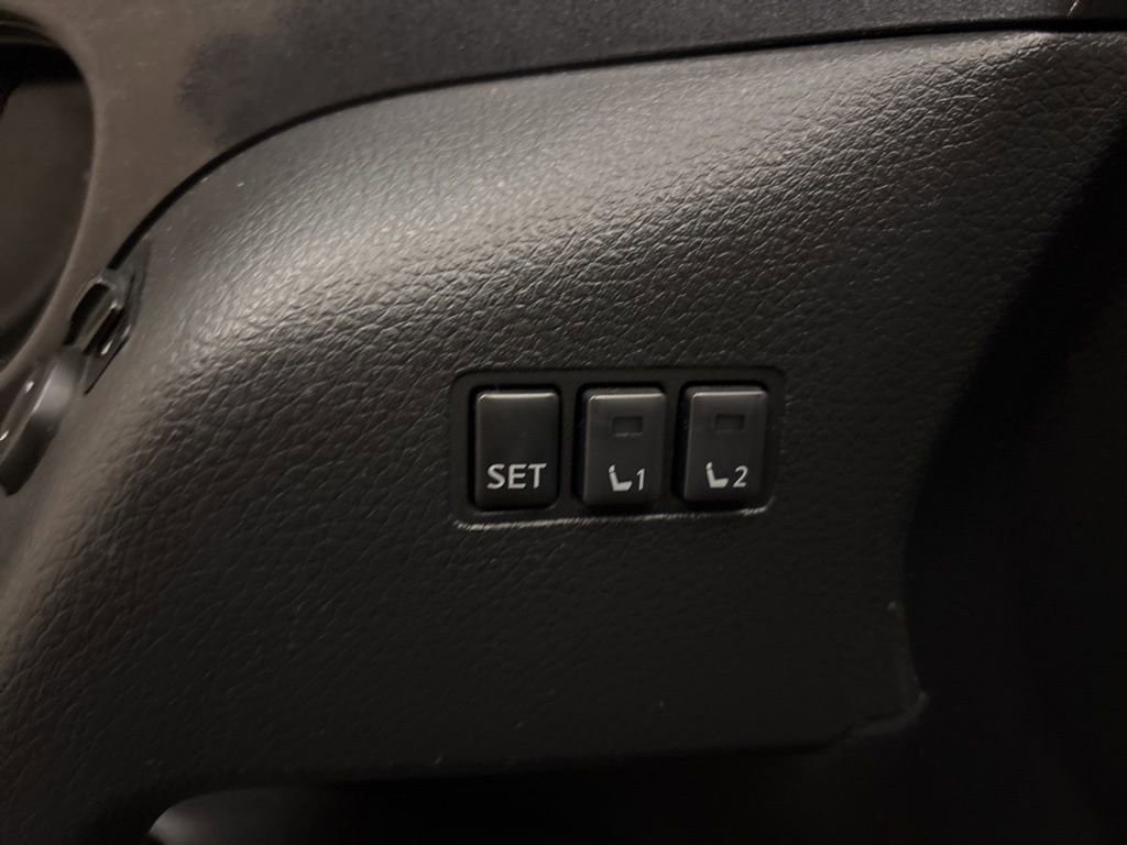 Used 2013 Nissan Rogue SV w/ Premium Pkg image 10