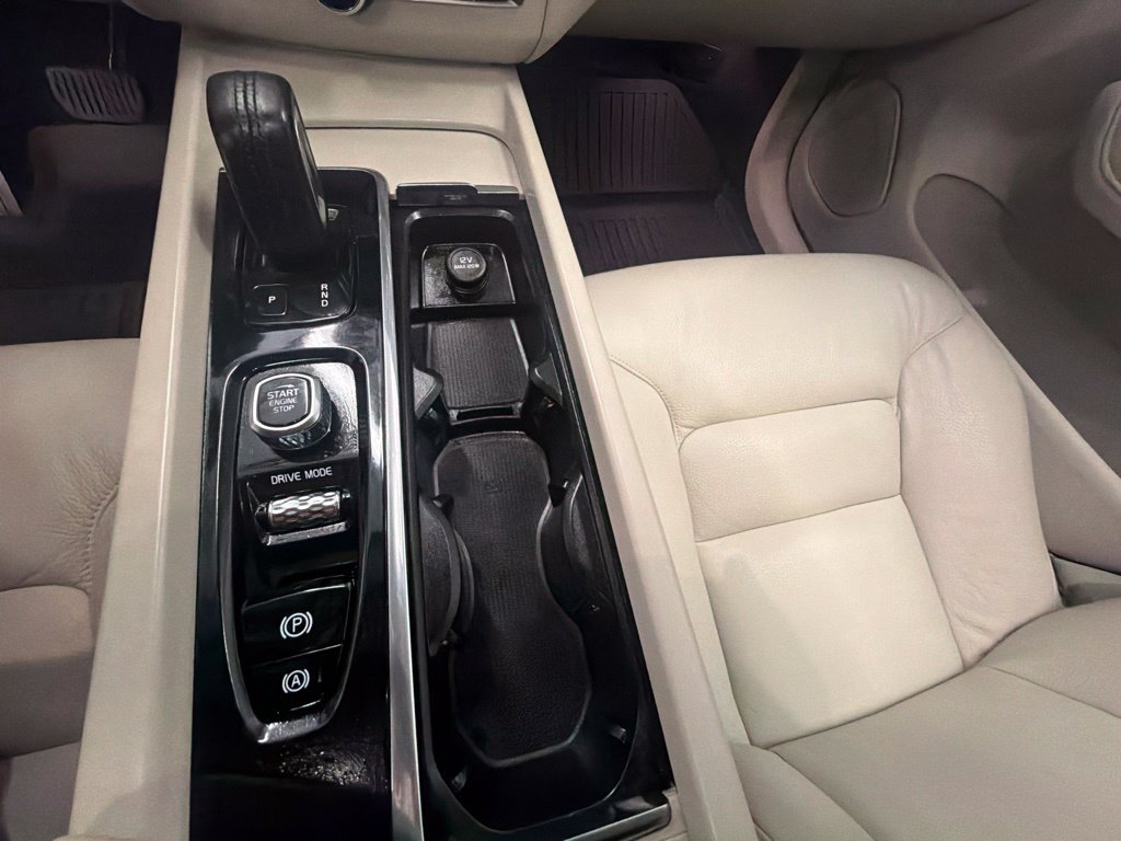 Used 2021 Volvo XC60 T8 Inscription Expression w/ Protection Package Premier AWD/4WD image 22