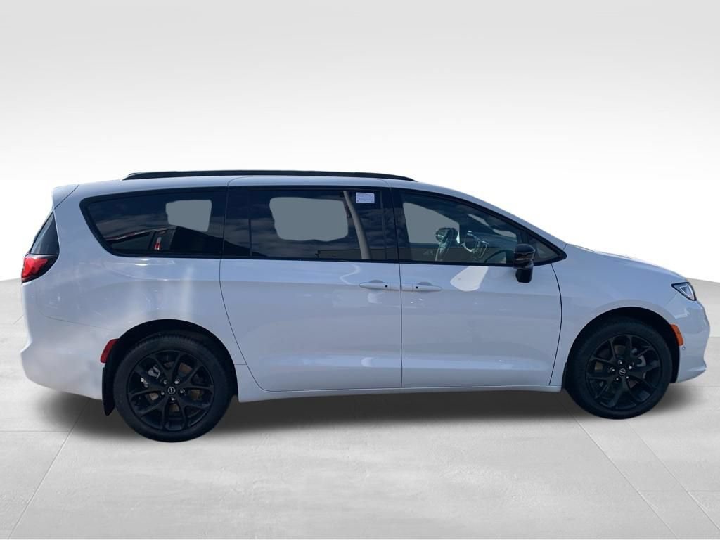 New 2026 Chrysler Pacifica Limited w/ Uconnect Theater Family Group AWD/4WD image 5