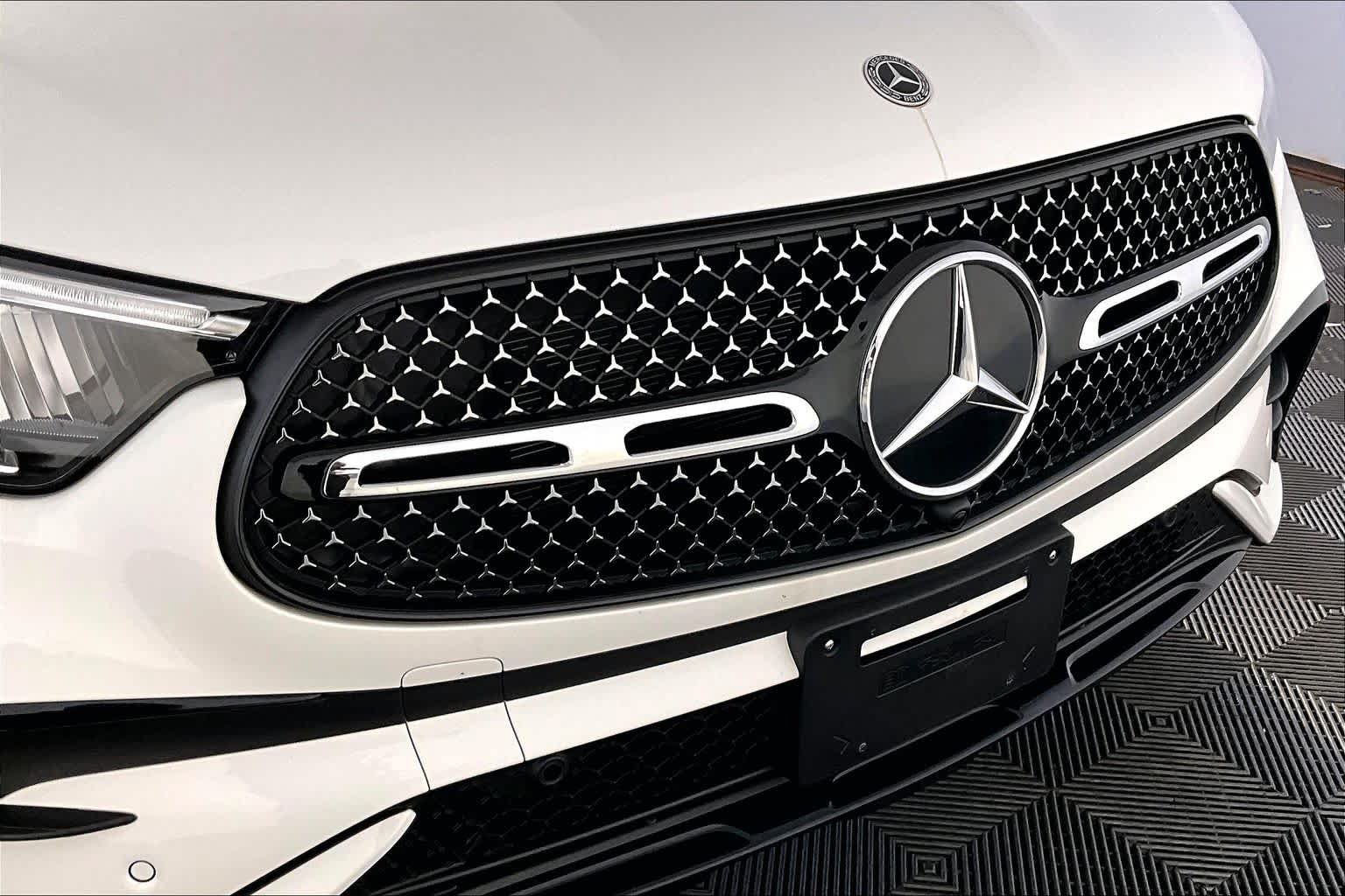 Used 2025 Mercedes-Benz GLC 300 4MATIC image 32