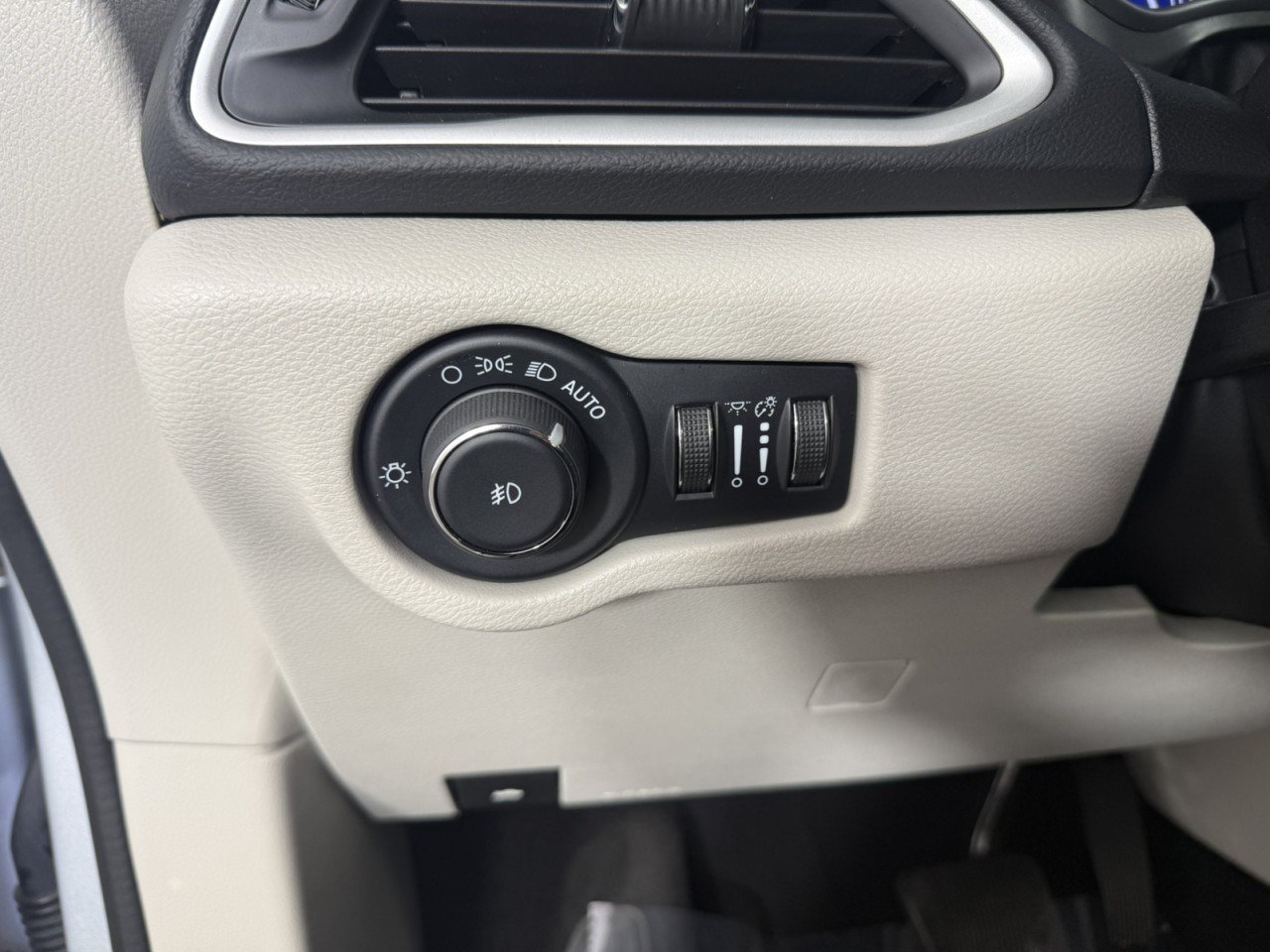 Used 2024 Chrysler Pacifica Touring-L FWD image 22