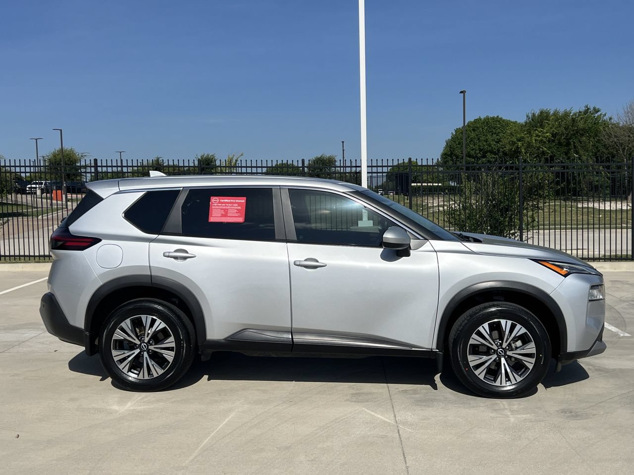 Used 2023 Nissan Rogue SV FWD image 3