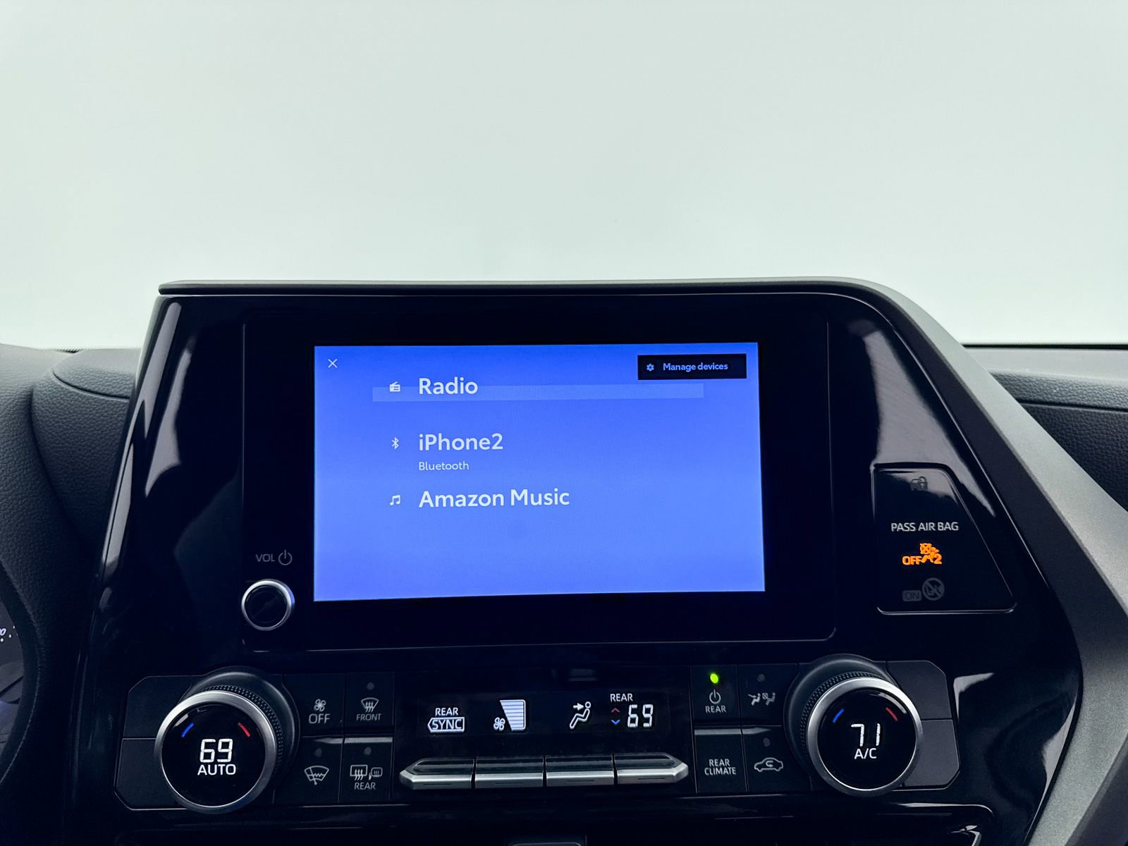 Used 2023 Toyota Highlander LE image 23