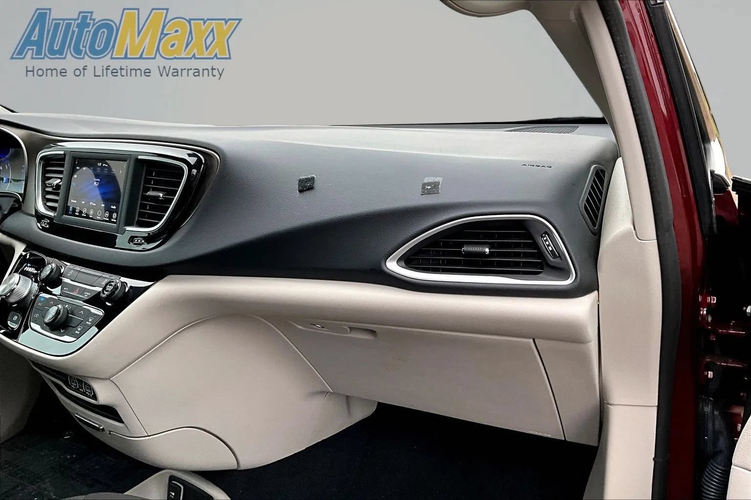 Used 2021 Chrysler Voyager L FWD image 25