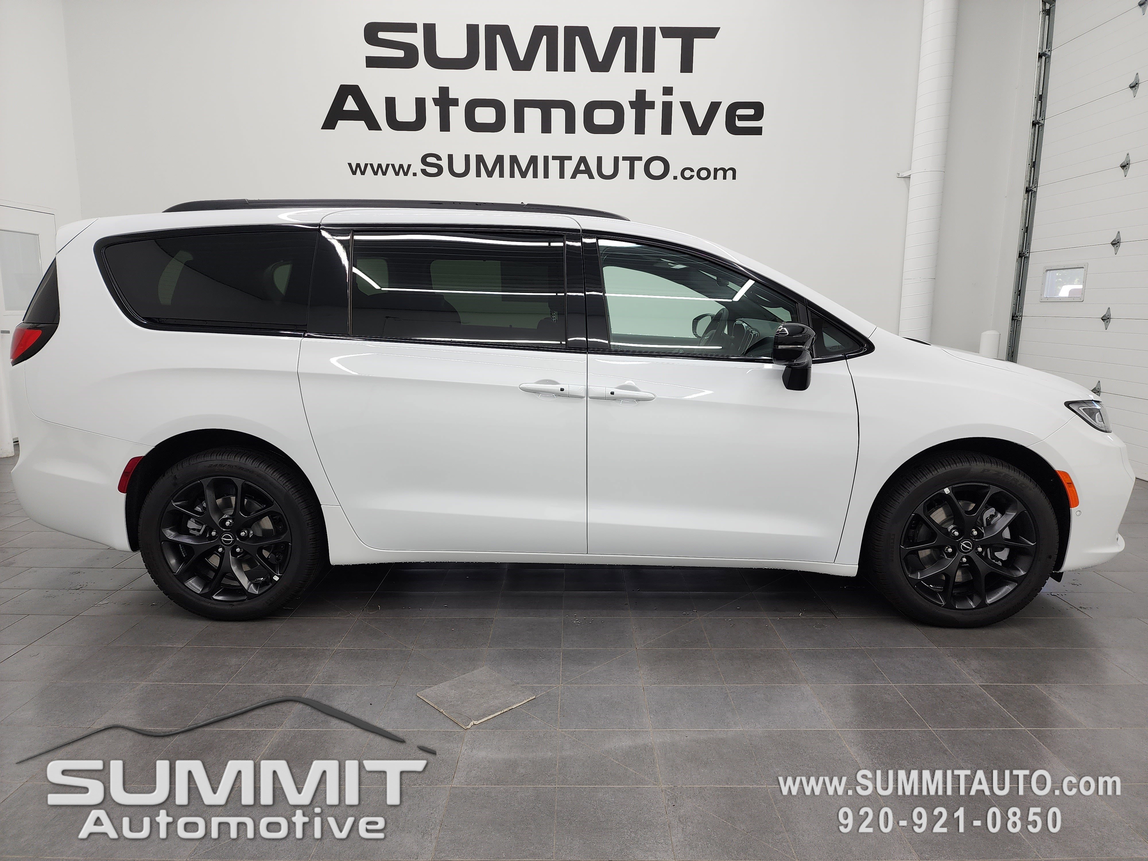 New 2026 Chrysler Pacifica Limited w/ S Appearance Package image 1