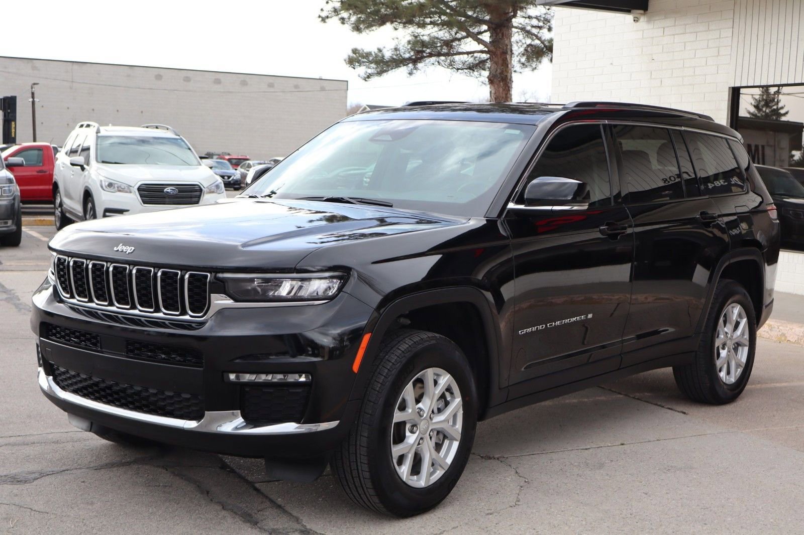 Used 2024 Jeep Grand Cherokee L Limited image 4