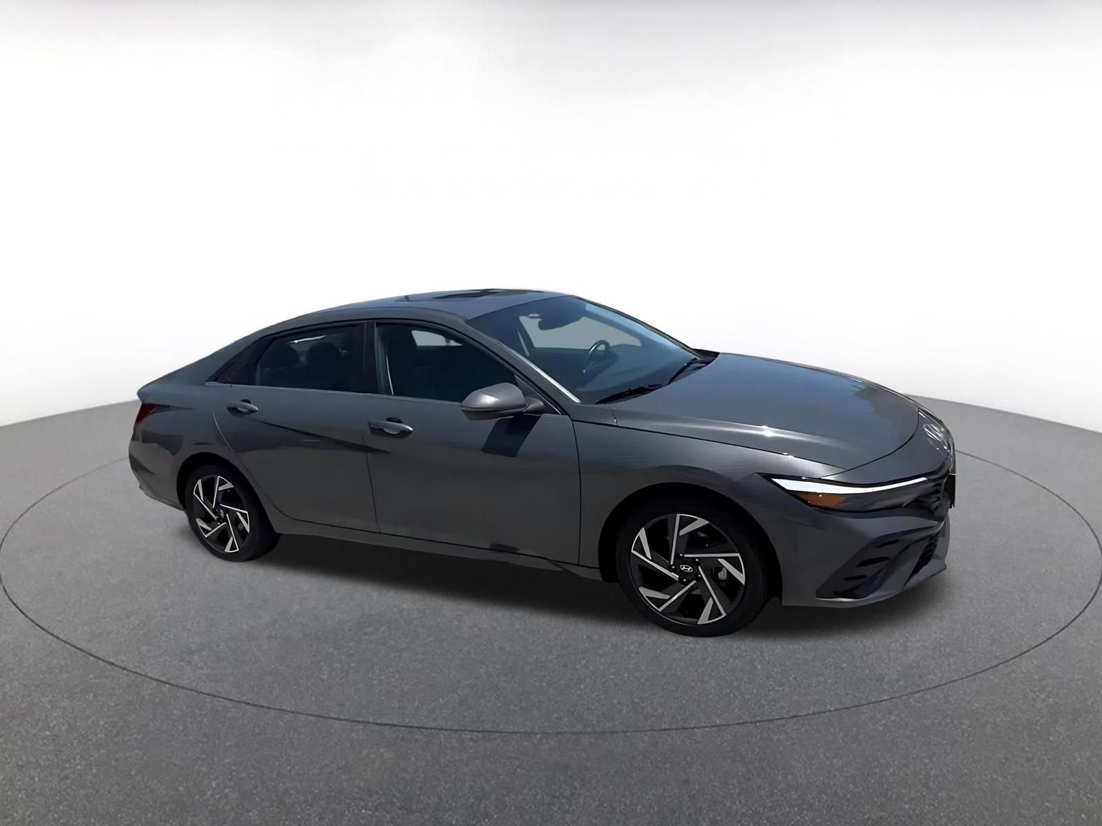 Used 2025 Hyundai Elantra Limited FWD image 2
