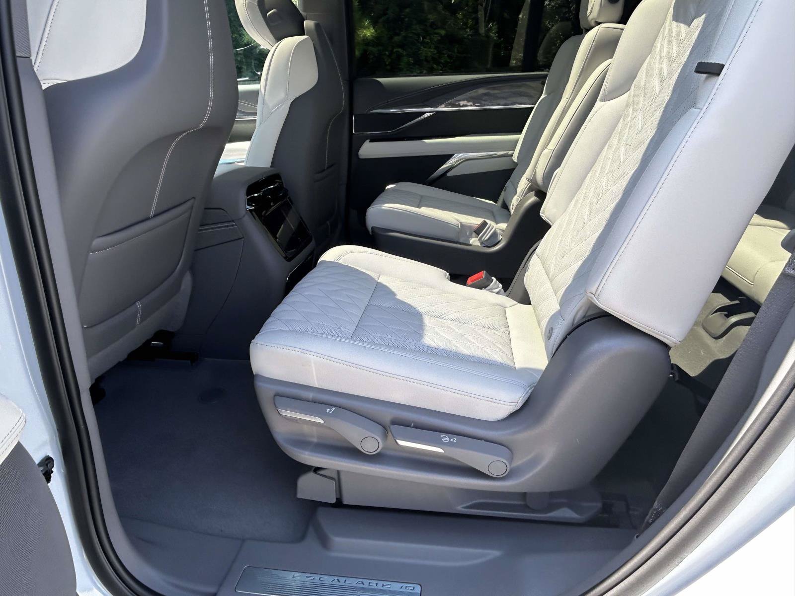 New 2026 Cadillac Escalade IQL Sport 1 w/ LPO, ONYX Package AWD/4WD image 13