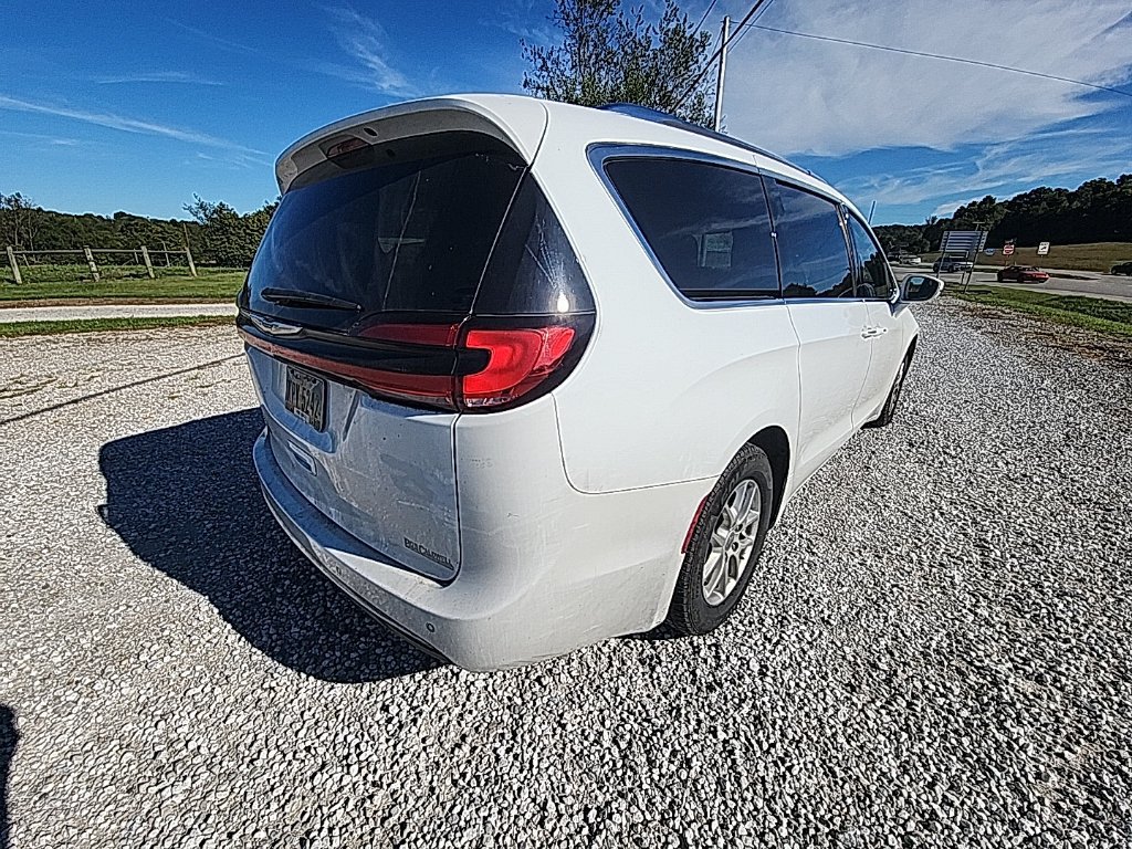 Used 2021 Chrysler Pacifica Touring-L FWD image 4