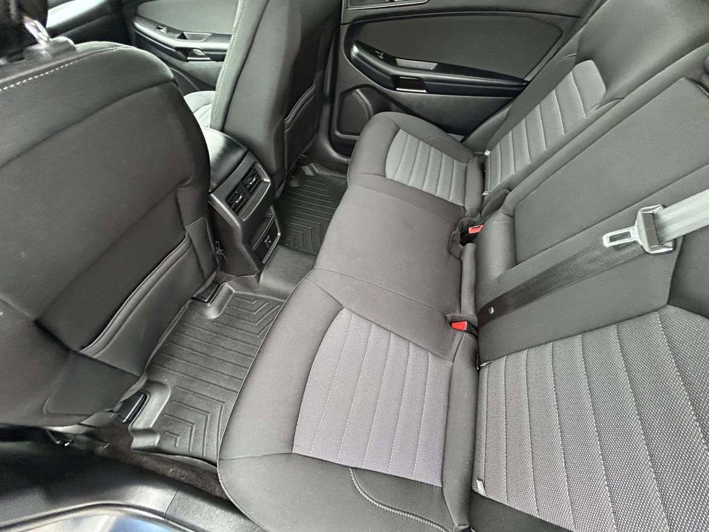 Used 2018 Ford Edge SE image 11