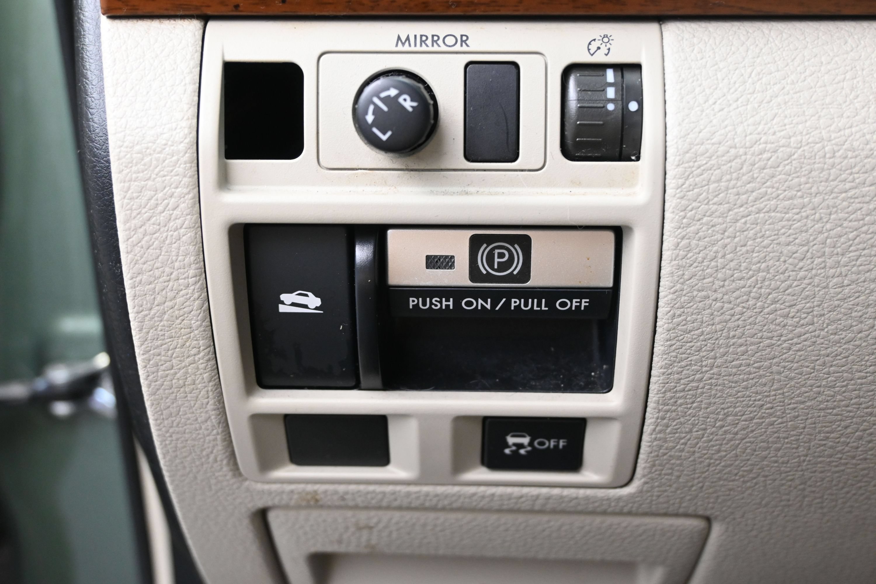 Used 2013 Subaru Outback 2.5i Limited w/ Moonroof Pkg AWD/4WD image 12