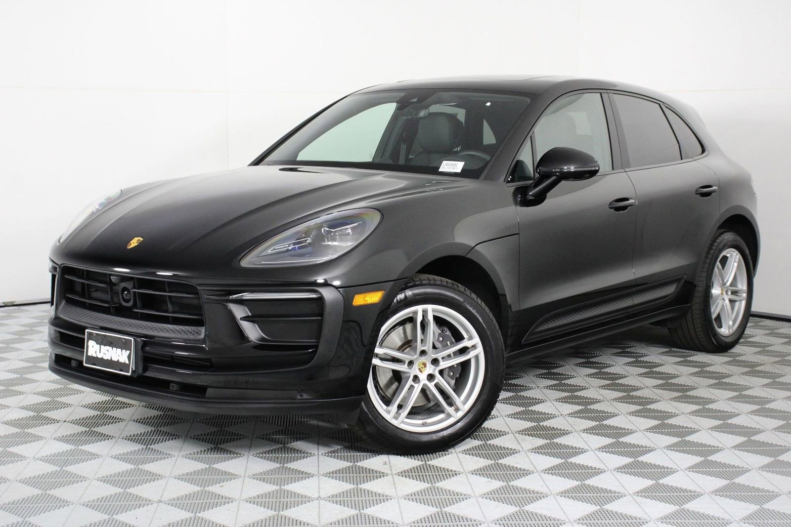 Certified 2025 Porsche Macan image 1