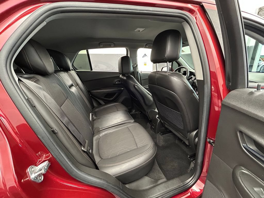 Used 2021 Chevrolet Trax LT w/ LT Convenience Package FWD image 14