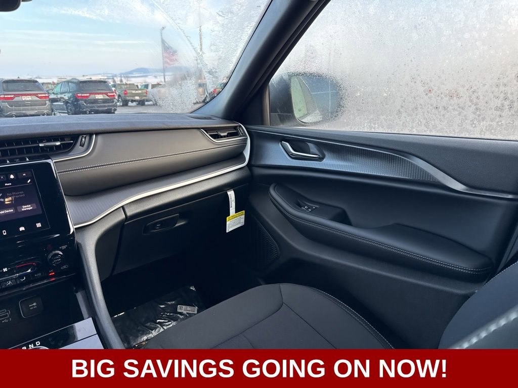 New 2025 Jeep Grand Cherokee L Laredo image 41