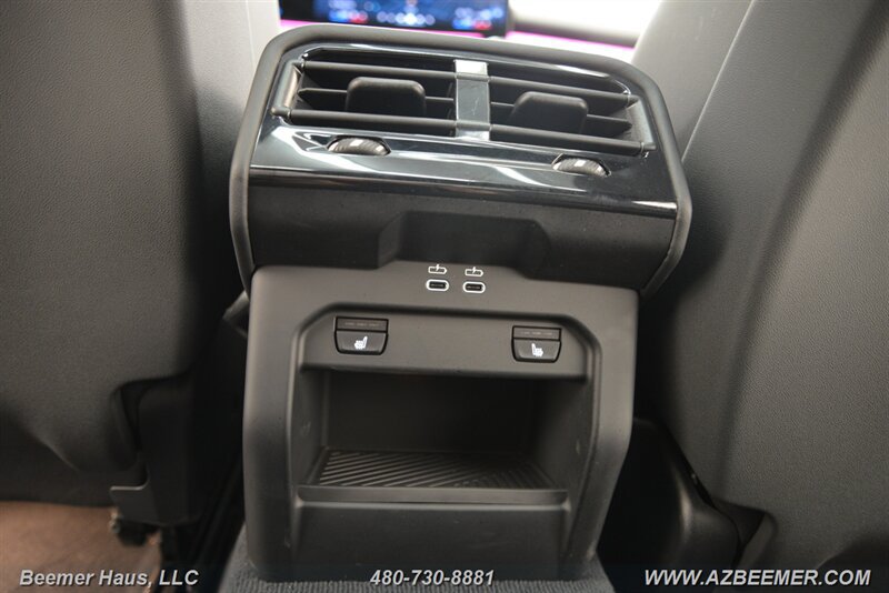 Used 2025 BMW 550e xDrive w/ Premium Package AWD/4WD image 30