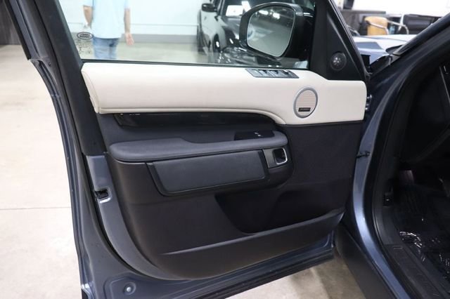 Used 2019 Land Rover Discovery SE image 9