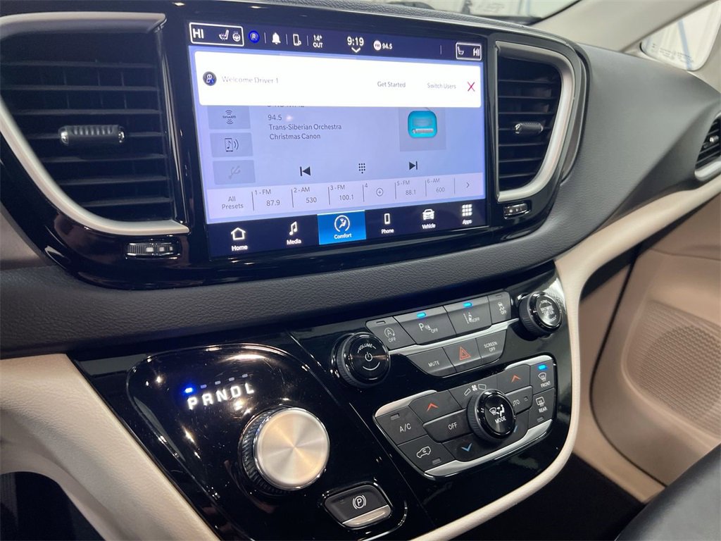 Used 2024 Chrysler Pacifica Touring-L image 15