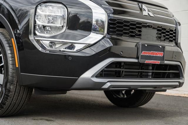 New 2025 Mitsubishi Outlander SE image 14