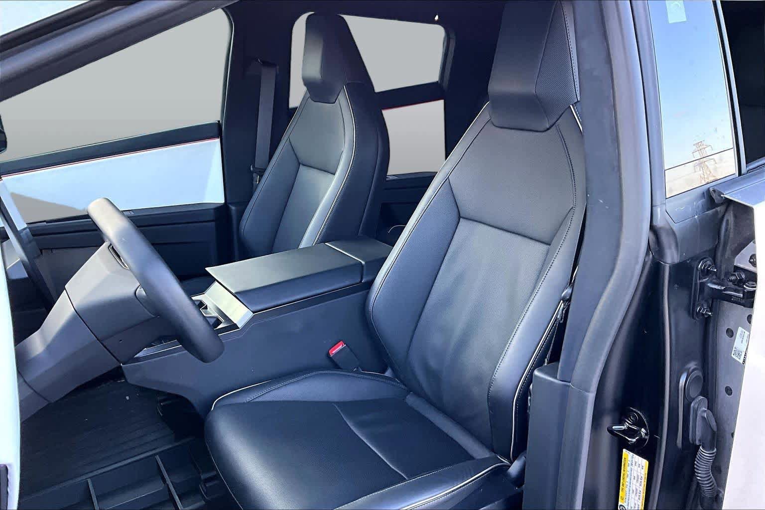 Used 2024 Tesla Cybertruck AWD Crew Cab image 7