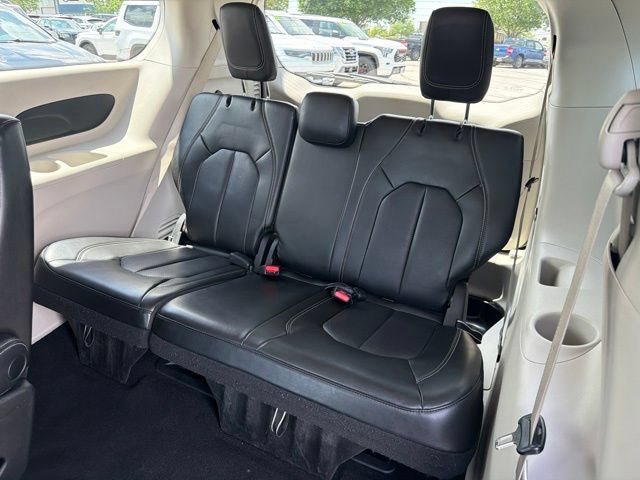 Used 2023 Chrysler Pacifica Touring-L FWD image 16