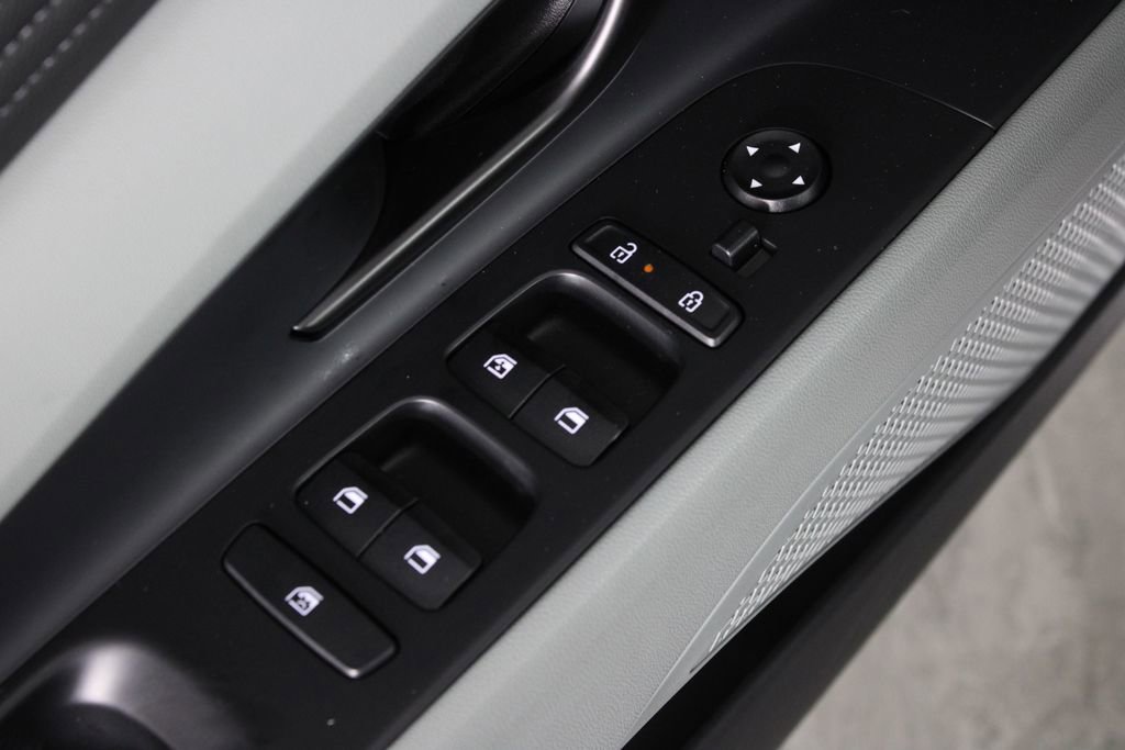 Certified 2025 Hyundai Elantra Limited image 24