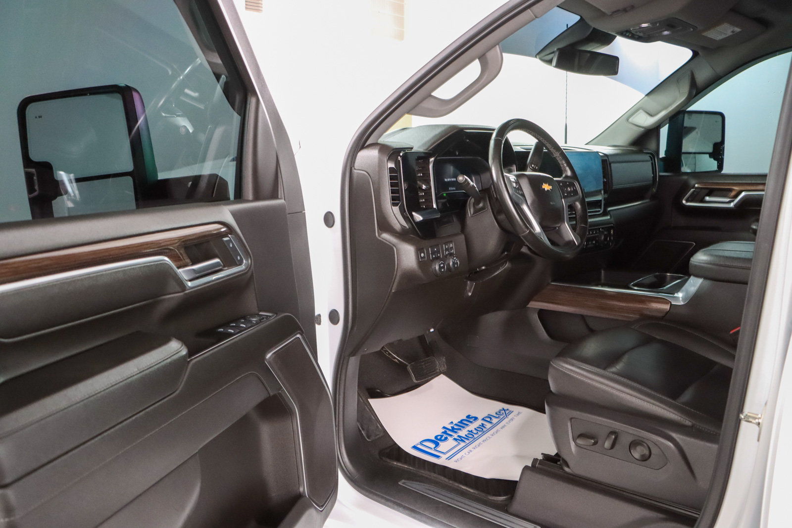 Used 2024 Chevrolet Silverado 3500 LT w/ Convenience Package AWD/4WD image 3