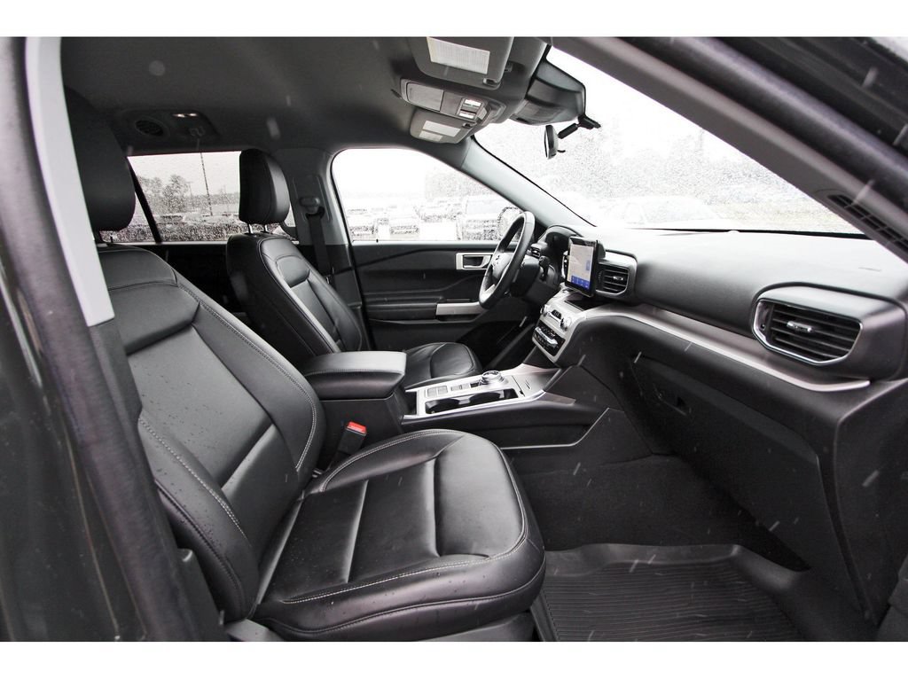Used 2024 Ford Explorer XLT w/ Equipment Group 202A RWD image 29
