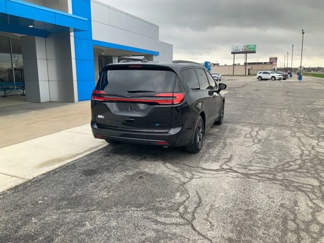 Used 2021 Chrysler Pacifica Touring-L w/ Uconnect Theater Family Group image 7