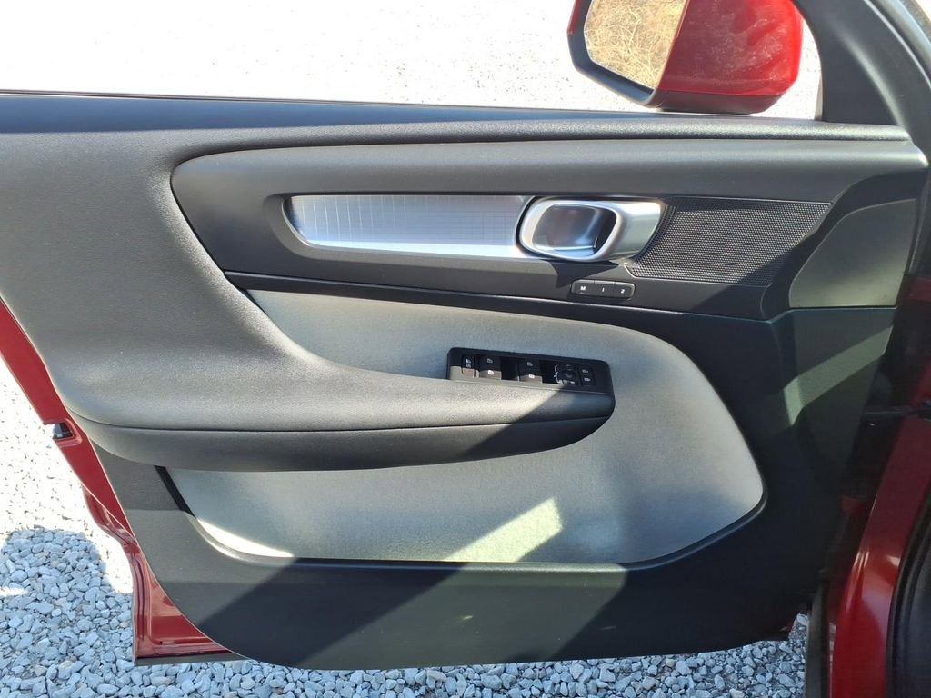 Used 2019 Volvo XC40 T4 Momentum image 22