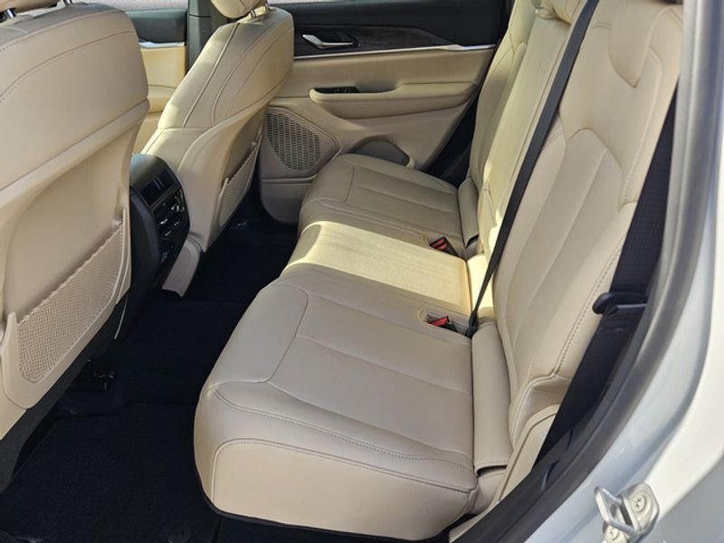 Used 2025 Jeep Grand Cherokee Limited image 8