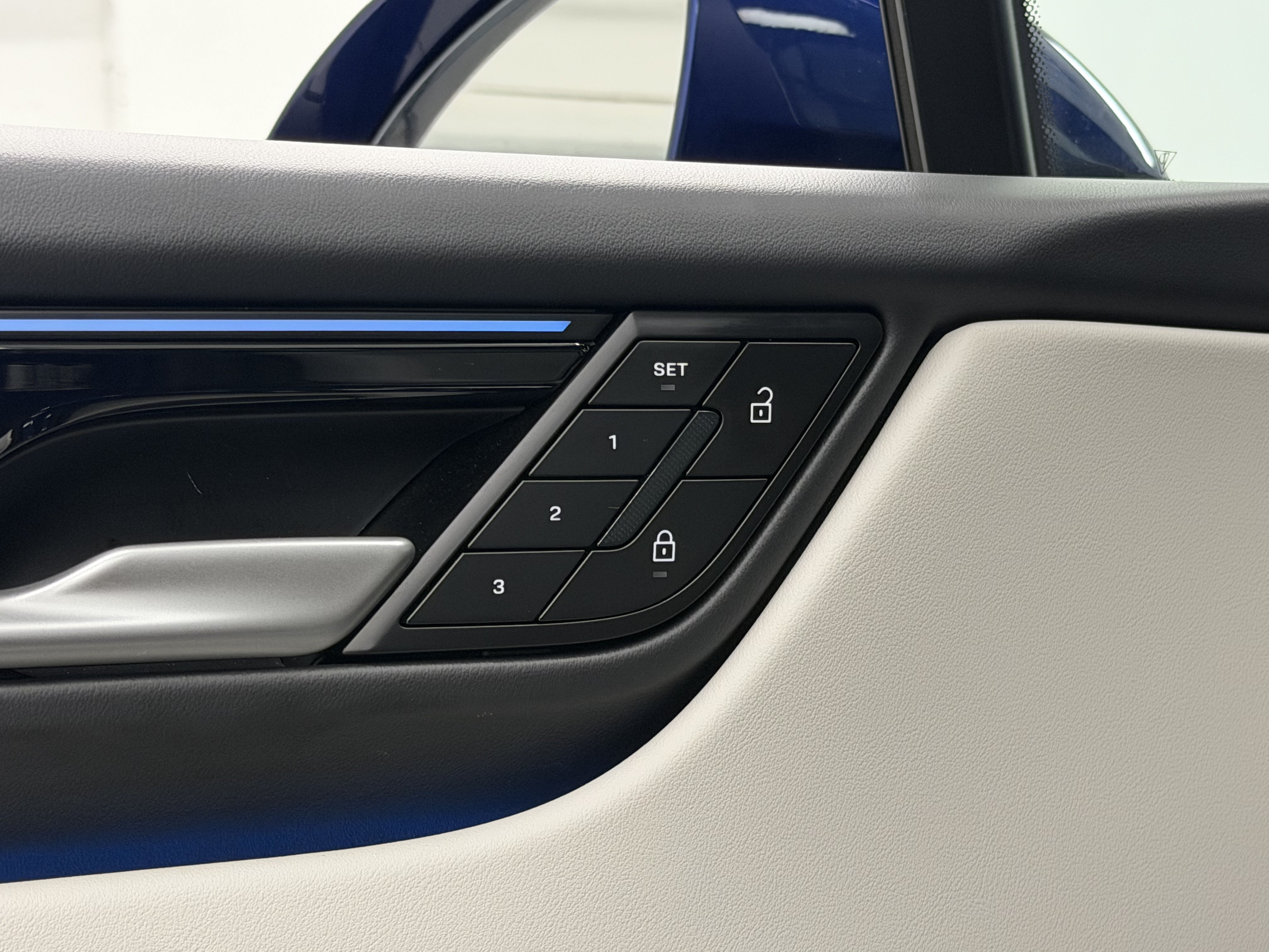 Certified 2025 Porsche Macan 4 Electric AWD/4WD image 30