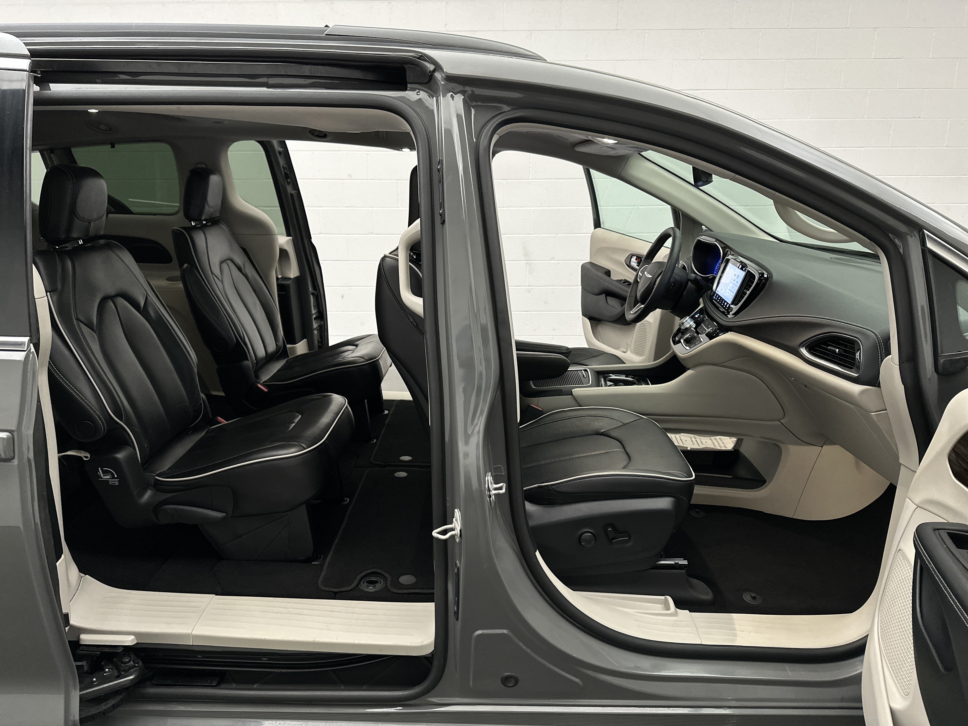 Used 2023 Chrysler Pacifica Limited FWD image 23
