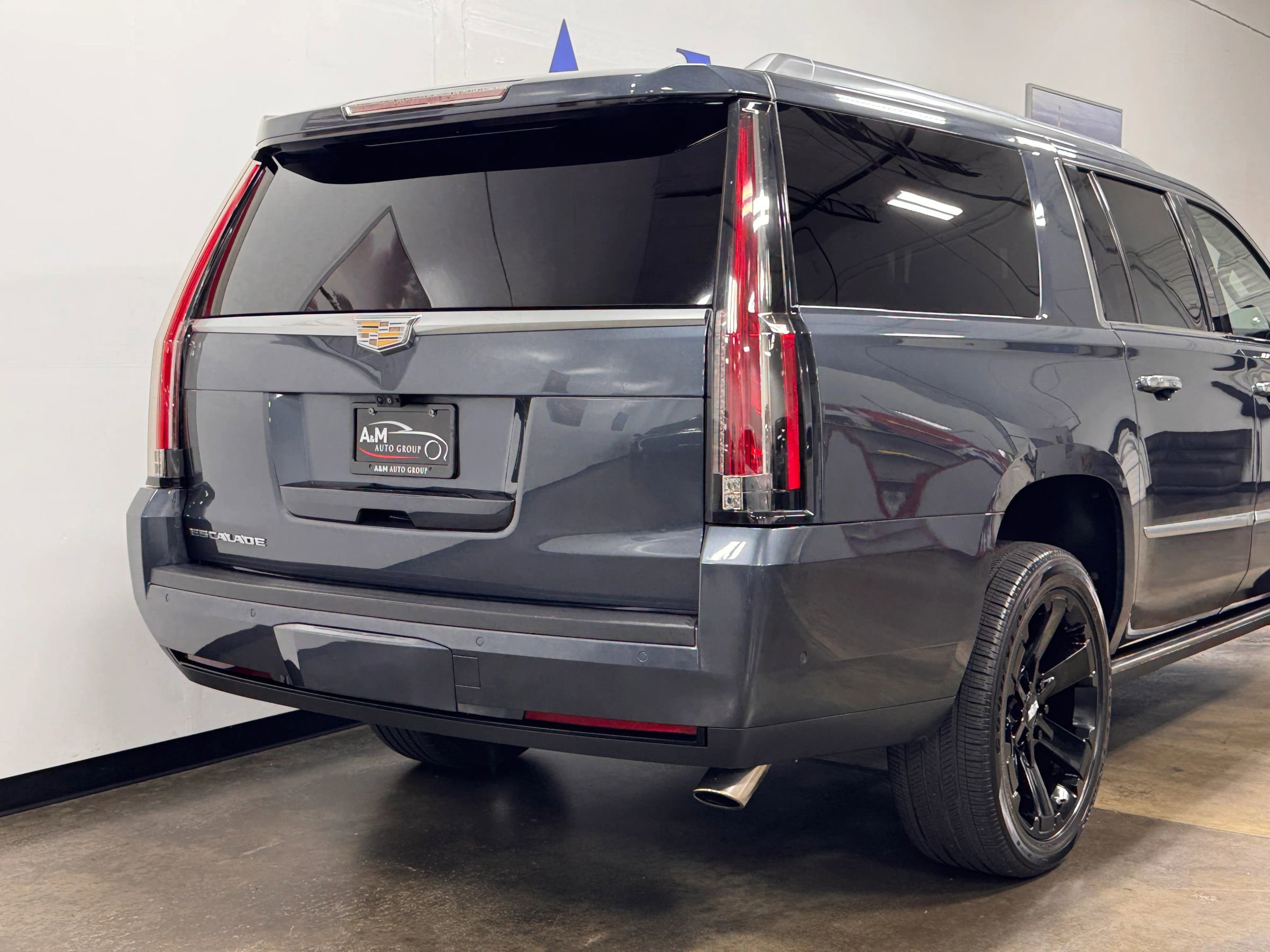 Used 2019 Cadillac Escalade ESV Premium Luxury image 6